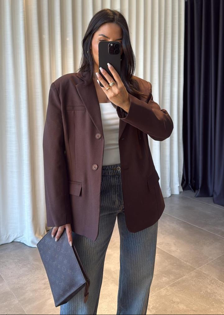 Blazer oversize femme marron
Veste blazer femme marron chocolat
Blazer décontracté chic marron
Blazer ample marron
Mode féminine tendance marron
Vêtement professionnel femme
Blazer pour tous les jours
Style casual chic femme
Blazer élégant marron
Nouvelle collection blazer
Garde-robe capsule
Veste mi-saison femme
Blazer fashion
Look moderne femme
Blazer confortable marron