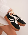 YJAL Sneaker aus Veloursimitat