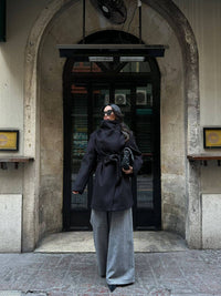 Type de produit : Manteau court femme, veste courte, manteau ceinturé, caban femme (si style similaire), manteau hiver (si chaud), manteau mi-saison.
Style : Chic, élégant, moderne, sophistiqué, minimaliste, classique, urbain, décontracté chic, intemporel.
Couleur : Noir, uni.
Caractéristiques : Col montant, ceinture à nouer, coupe droite, manches longues, poches discrètes (si visibles), tissu épais, doublé (si c'est le cas).
Matière (supposée) : Drap de laine, feutre, laine mélangée, polyester épais.
Occas