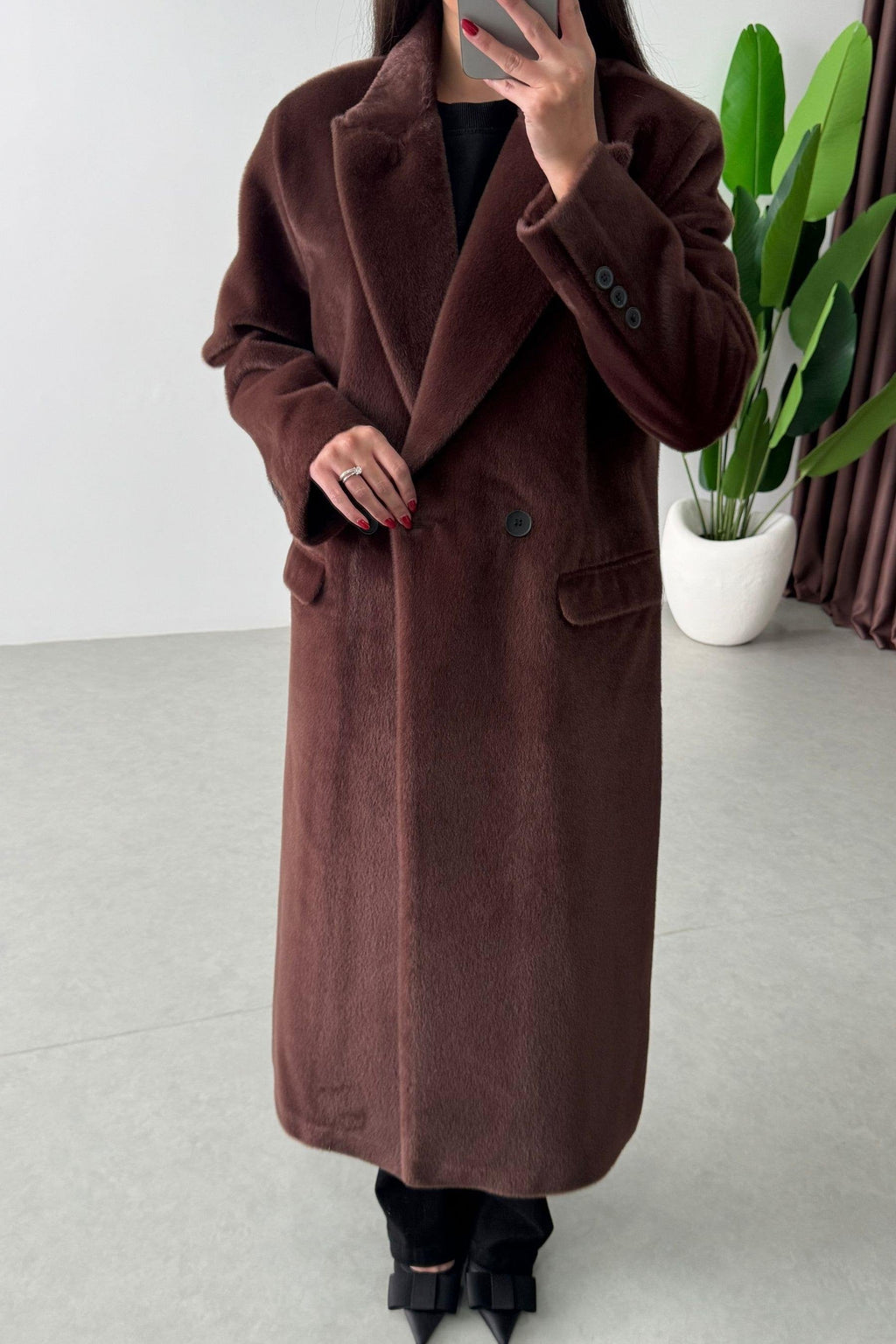 Type de produit : Manteau fausse fourrure, manteau long femme, manteau d'hiver, veste fausse fourrure, pardessus femme.
Style : Élégant, chic, luxueux, cosy, moderne, tendance, hivernal, sophistiqué, décontracté chic.
Couleur : Marron foncé, chocolat, brun, uni.
Caractéristiques : Fausse fourrure douce, col à revers large, coupe droite, longueur midi (ou longue), boutonnage croisé, poches latérales, doublure chaude (à confirmer si c'est le cas), oversize (si c'est le cas).
Matière : Fausse fourrure, polyest