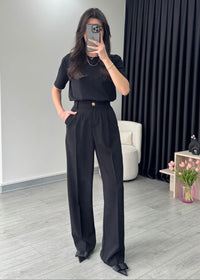 Pantalon femme noir
Pantalon taille haute
Pantalon ample
Pantalon fluide femme
Pantalon palazzo
Pantalon business femme
Tenue élégante femme
Mode féminine
Vêtements femme chic
Pantalon confort
Style professionnel
Pantalon noir polyvalent
Garde-robe capsule
Look intemporel
Tendance mode femme