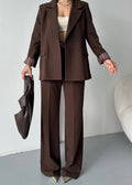 Marque/Produit : tailleur pantalon femme, ensemble blazer pantalon, costume femme, deux pièces femme, tailleur bleu marine, blazer rayé, pantalon droit.
Style/Esthétique : élégant, chic, professionnel, moderne, sophistiqué, business, formel, intemporel.